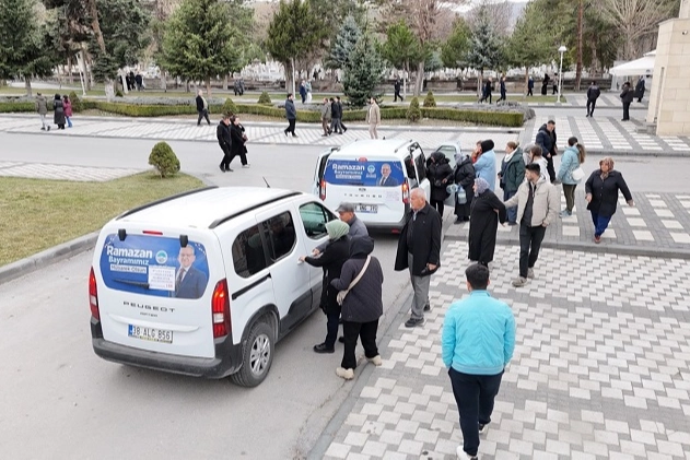 Kayseri Büyükşehir Belediyesi tarafından Ramazan Bayramı'nda mezarlıklara sağlanan ücretsiz ulaşım hizmeti ve kapsamlı bakım çalışmaları.