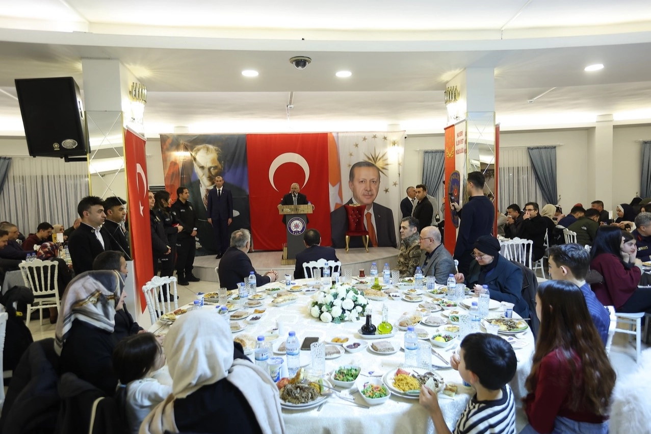 Kayseri Büyükşehir Belediye Başkanı Dr. Memduh Büyükkılıç, şehit aileleri ve gazilerle birlikte iftar yemeğinde