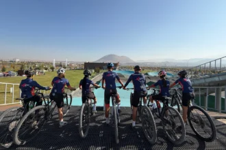 Kayseri'de Recep Tayyip Erdoğan Millet Bahçesi'nde bulunan BMX parkurunda bisiklet süren gençler