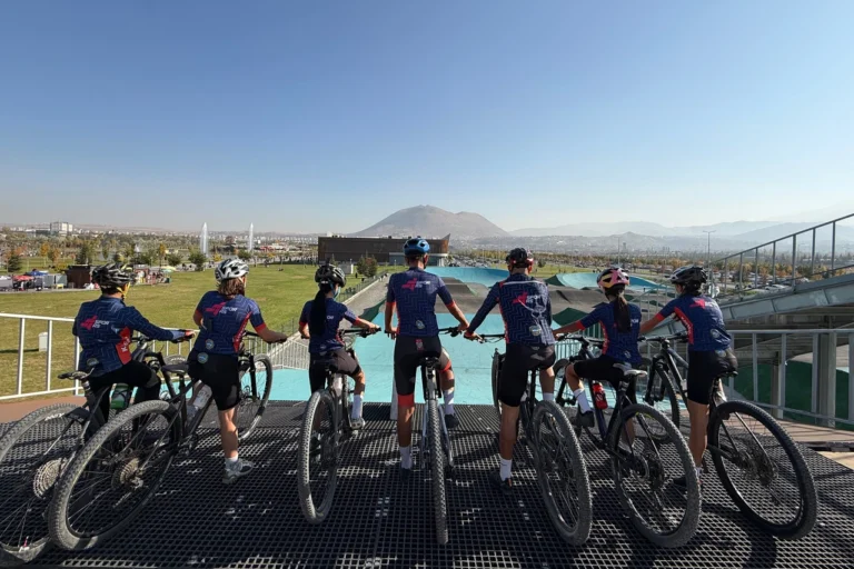 Kayseri'de Recep Tayyip Erdoğan Millet Bahçesi'nde bulunan BMX parkurunda bisiklet süren gençler