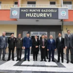 Kayseri Büyükşehir Belediye Başkanı Dr. Memduh Büyükkılıç, Ramazan Bayramı'nda vatandaşlarla bayramlaşıyor.