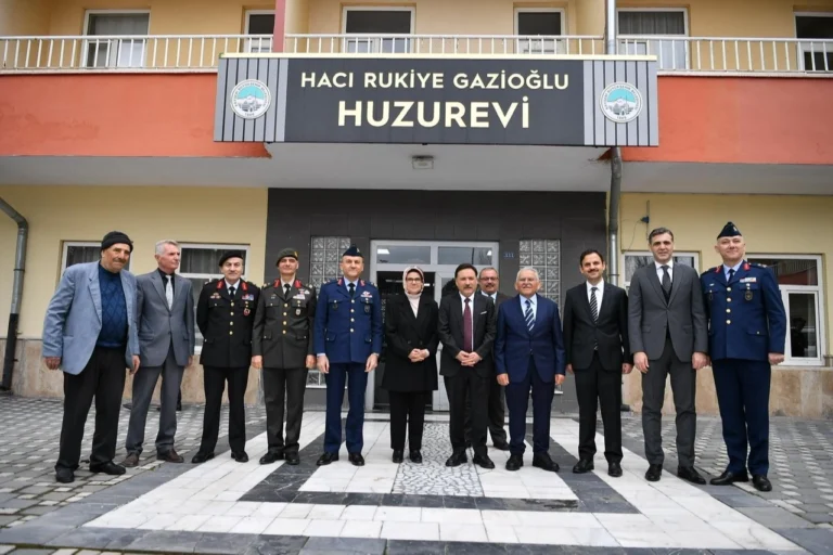 Kayseri Büyükşehir Belediye Başkanı Dr. Memduh Büyükkılıç, Ramazan Bayramı'nda vatandaşlarla bayramlaşıyor.