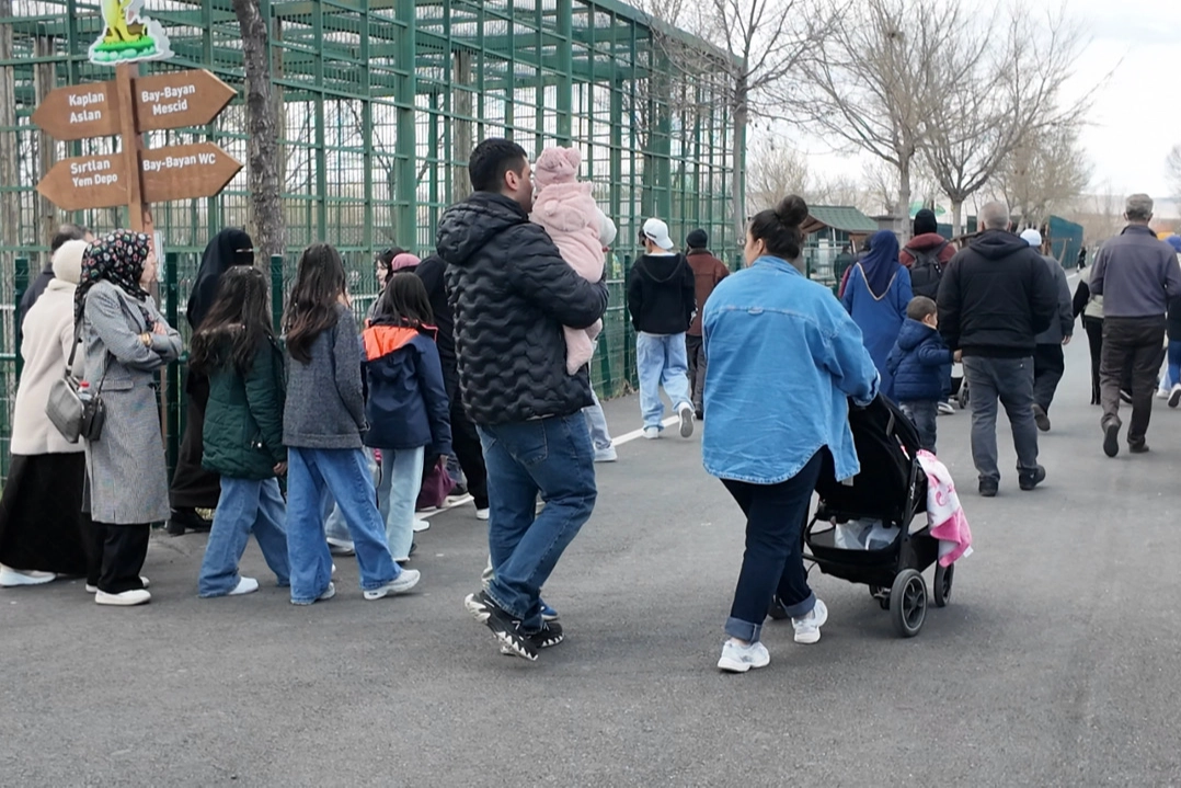 Kayseri Hayvanat Bahçesi'nde bayram yoğunluğu, ziyaretçiler ve hayvanlar