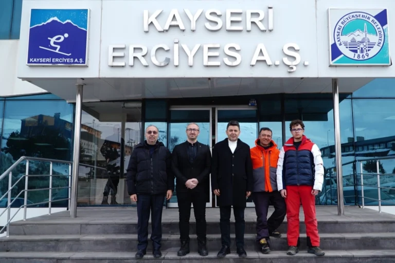Ulaştırma ve Altyapı Bakan Yardımcısı Osman Boyraz, Erciyes Kayak Merkezi'nde incelemelerde bulunuyor.
