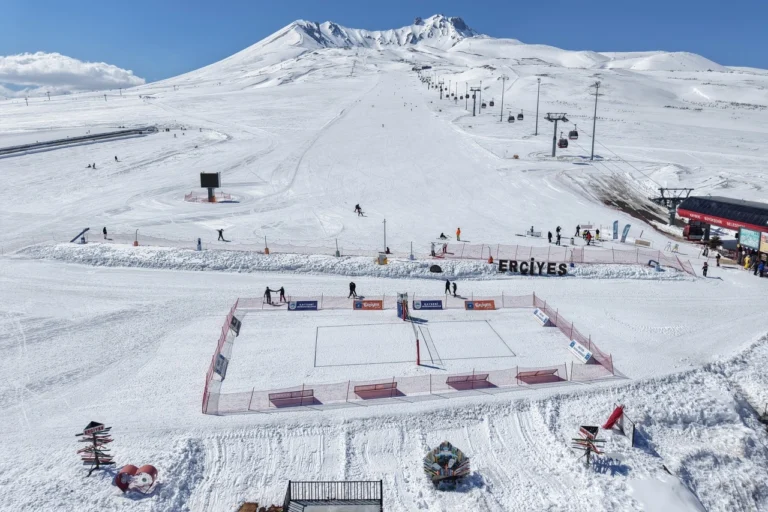 Kayseri Erciyes'te kar voleybolu turnuvası hazırlıkları ve oyuncular