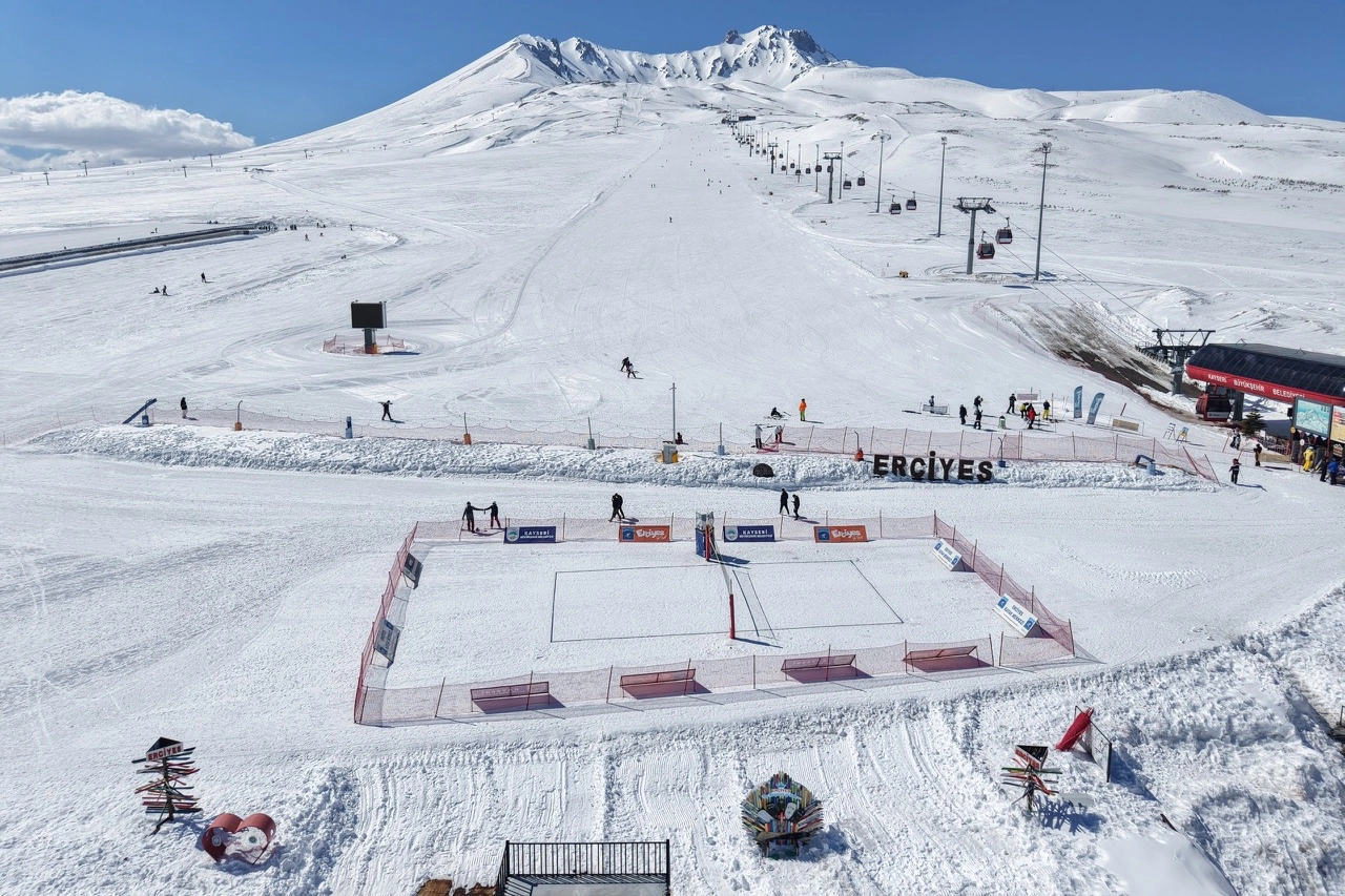 Kayseri Erciyes'te kar voleybolu turnuvası hazırlıkları ve oyuncular