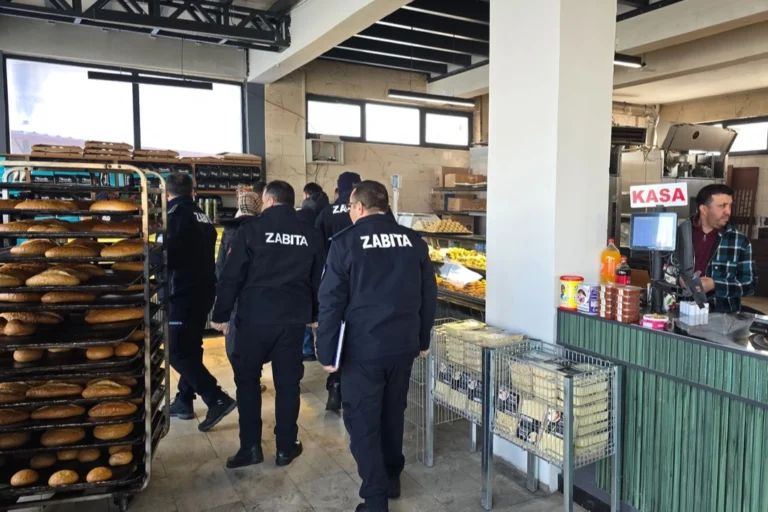 Kocasinan Belediyesi ekipleri bayram öncesi mezarlık ve çevre temizliği yapıyor