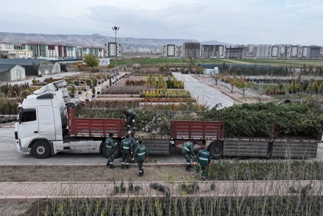 Kayseri Kocasinan Belediyesi'nin ağaç dikme töreni ve yeşil alan çalışmaları
