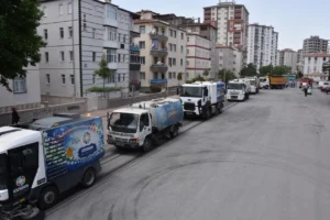 Kocasinan Belediyesi ekipleri, modern araçlarla ilçe genelinde kapsamlı bir temizlik çalışması yürütüyor.