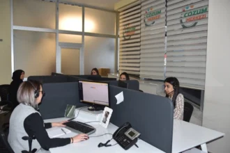 Kocasinan Belediyesi'nin yapay zeka destekli Çözüm Merkezi'nde vatandaş taleplerine yönelik çalışmalarından bir kesit.