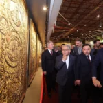 Kayseri'de 'Kutsal Emanetler ve Vakıf Eserleri Sergisi' açıldı, ziyaretçiler eserleri inceliyor.