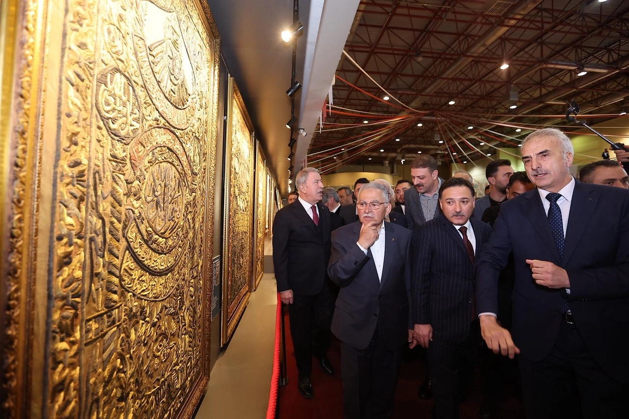 Kayseri'de 'Kutsal Emanetler ve Vakıf Eserleri Sergisi' açıldı, ziyaretçiler eserleri inceliyor.