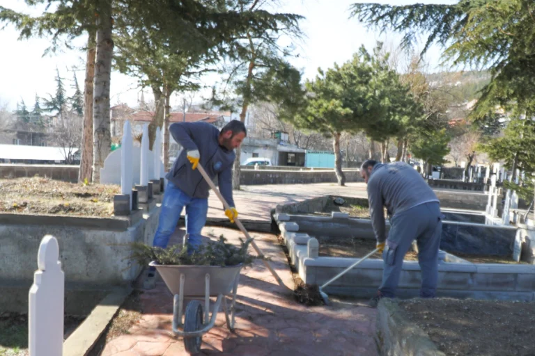 Melikgazi Belediyesi ekipleri, Ramazan Bayramı öncesinde mezarlıklarda temizlik ve bakım çalışması yapıyor.