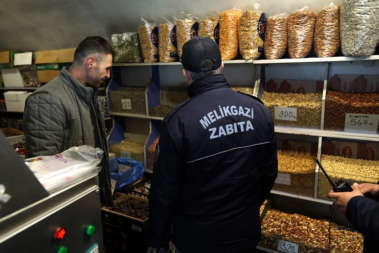 Melikgazi Belediyesi zabıta ekipleri bayram öncesi gıda işletmelerini denetliyor
