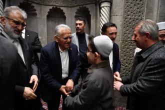 Kayseri protokolü, bayram namazı sonrası vatandaşlarla bayramlaştı