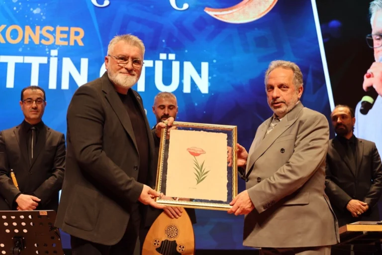 Talas Belediyesi'nin Ramazan etkinlikleri kapsamında Necmettin Ötün ve Ömer Demirbağ'ın sahne aldığı final gecesinden bir görünüm.