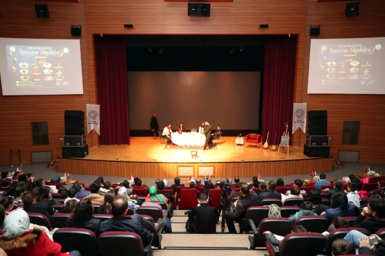 Kayseri Talas'ta Ramazan etkinlikleri kapsamında sahnelenen meddah gösterisi