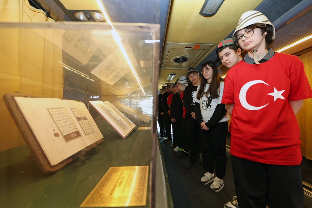 Talas Belediyesi'nin gezici müzeleri okulları ziyaret ederek öğrencilere tarih ve kültür dersi verdi