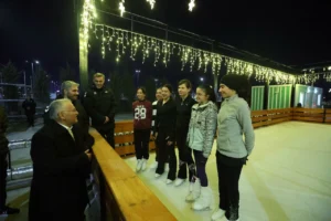 Kayseri'de yapımı tamamlanan açık hava buz pateni pisti ve pistte kayan gençler