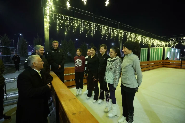 Kayseri'de yapımı tamamlanan açık hava buz pateni pisti ve pistte kayan gençler