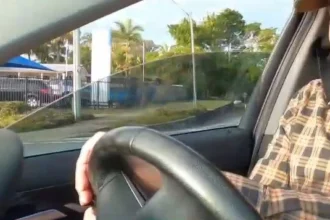 Kamu Denetçiliği Kurumu logosu ve tek gözü görmeyen bir sürücü figürü ile ehliyet iptali kararı