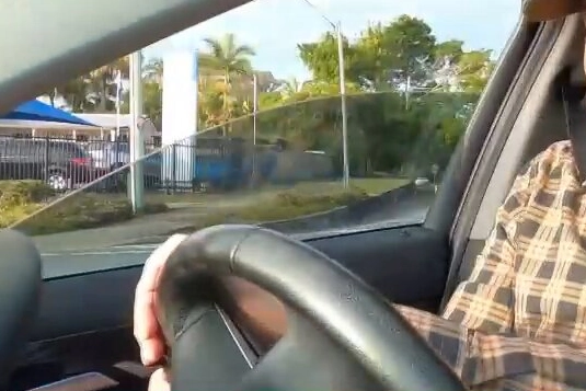 Kamu Denetçiliği Kurumu logosu ve tek gözü görmeyen bir sürücü figürü ile ehliyet iptali kararı