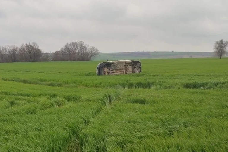 Edirne Keşan'da buğday tarlasına uçan ticari araç ve olay yeri incelemesi yapan jandarma ekipleri