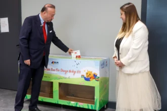 Uşak Kitap Kumbarası projesi kapsamında köy okulu öğrencilerine kitap dağıtımı