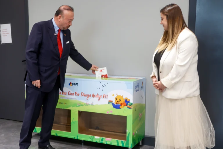 Uşak Kitap Kumbarası projesi kapsamında köy okulu öğrencilerine kitap dağıtımı