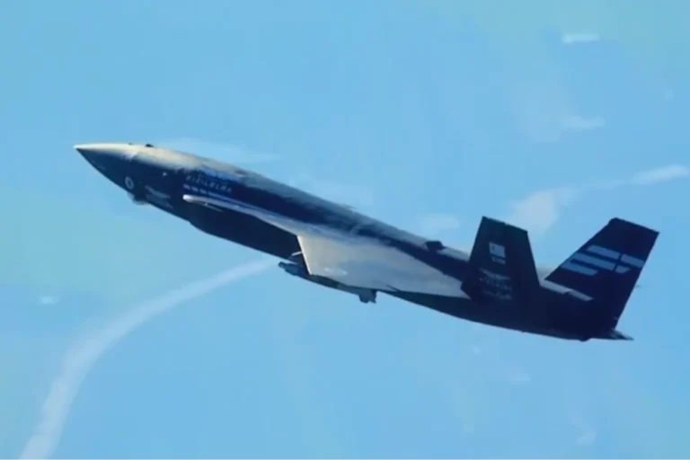 Bayraktar KIZILELMA insansız savaş uçağının LGK-82 ve TEBER-82 mühimmatlarıyla gerçekleştirdiği test atışını gösteren kapak görseli.