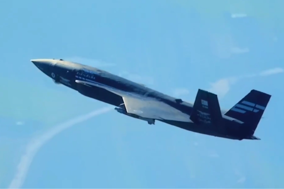 Bayraktar KIZILELMA insansız savaş uçağının LGK-82 ve TEBER-82 mühimmatlarıyla gerçekleştirdiği test atışını gösteren kapak görseli.