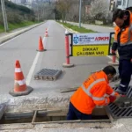 Kocaeli Büyükşehir Belediyesi ekipleri, yağmur suyu mazgallarını temizleyip onarıyor.