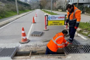 Kocaeli Büyükşehir Belediyesi ekipleri, yağmur suyu mazgallarını temizleyip onarıyor.