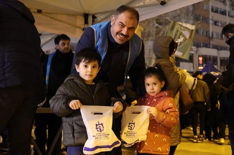 Kocaeli Büyükşehir Belediyesi'nden Kadir Gecesi'nde kandil simidi ikramı