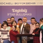 Kocaeli'de özel bireylerle düzenlenen iftar programında Başkan Tahir Büyükakın'a sevgi gösterisi