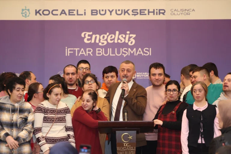 Kocaeli'de özel bireylerle düzenlenen iftar programında Başkan Tahir Büyükakın'a sevgi gösterisi