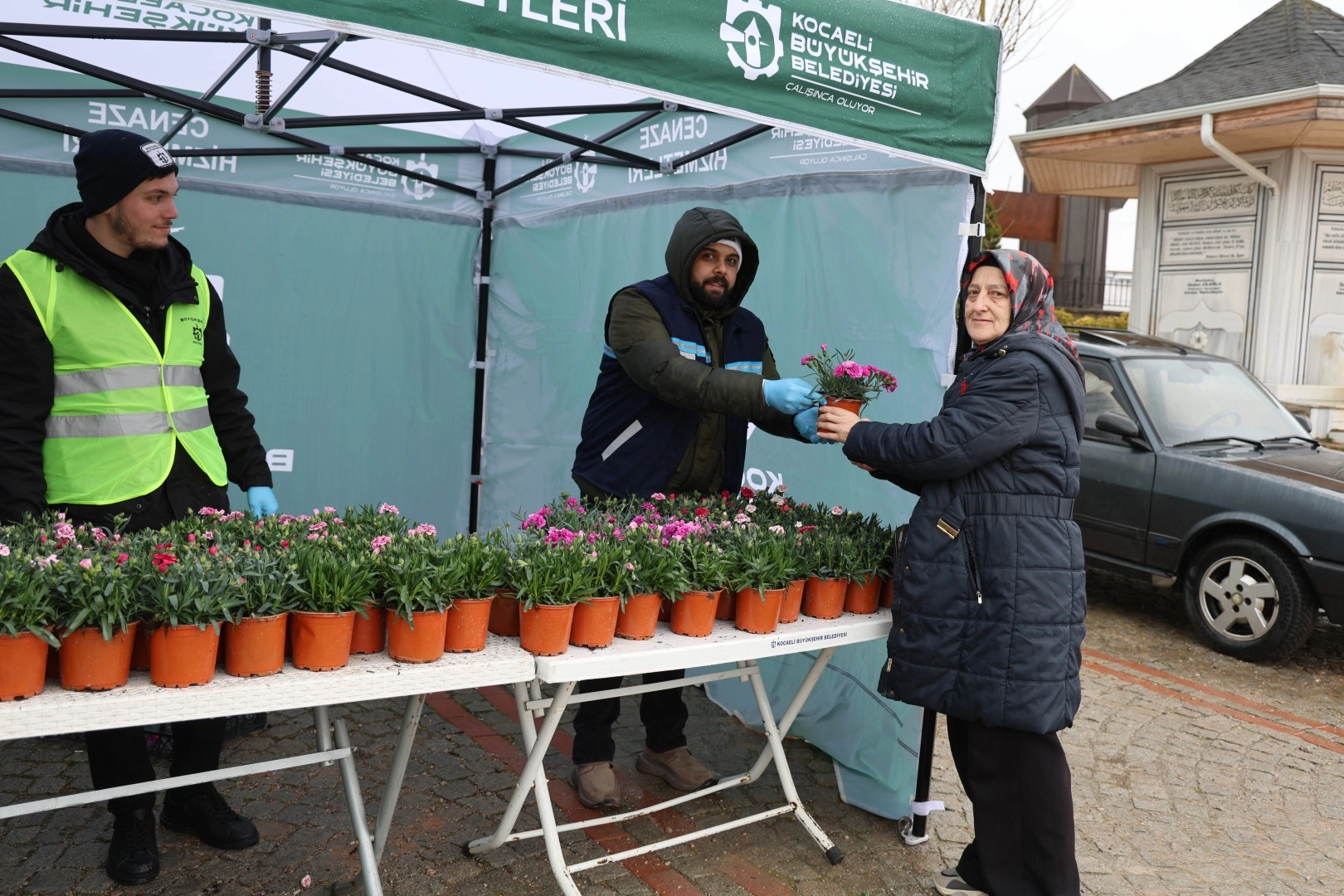 Kocaeli Büyükşehir Belediyesi'nden Ramazan Bayramı arifesinde ücretsiz çiçek dağıtımı