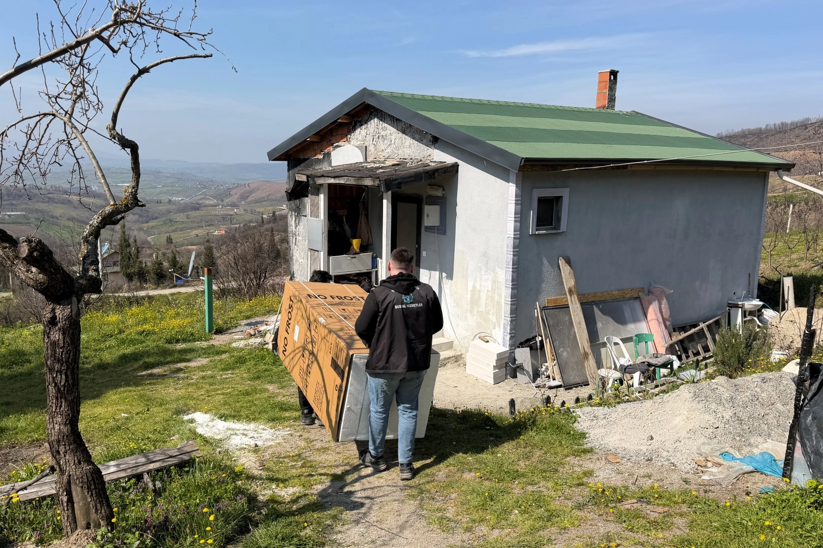 Kocaeli Büyükşehir Belediyesi yangın mağduru Aktekin ailesine ev eşyası ve inşaat malzemesi desteği veriyor.