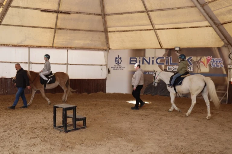 Kocaeli'de 230 çocuğun atlarla tanıştığı etkinlik