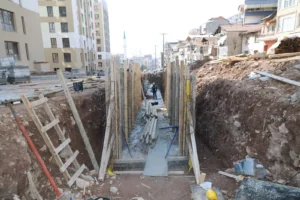 Kocaeli İzmit Cedit Mahallesi'nde devam eden kentsel dönüşüm projesi kapsamında yapılan 360 metrelik dere ıslahı çalışması