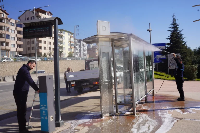 Kocaeli'de otobüs duraklarının temizlik ve hijyen çalışması
