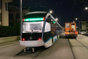 Kocaeli'de raylara indirilen dördüncü yeni nesil tramvay aracının genel görünümü.