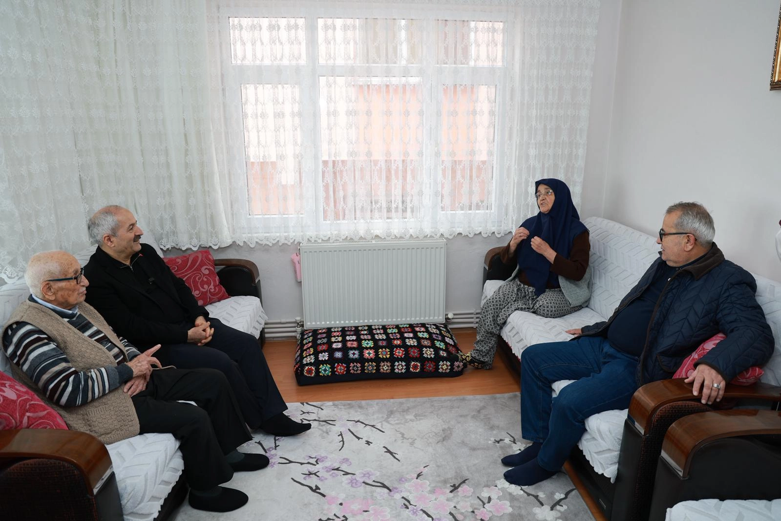 Kocaeli'de 65 yıllık evli çifte Gebze Belediye Başkanı'ndan ziyaret