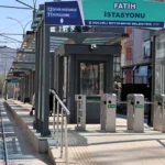 Kocaeli Akçaray Tramvay Hattı'nda Alikahya istikametindeki yeni durakların tabelalarının takıldığı an.