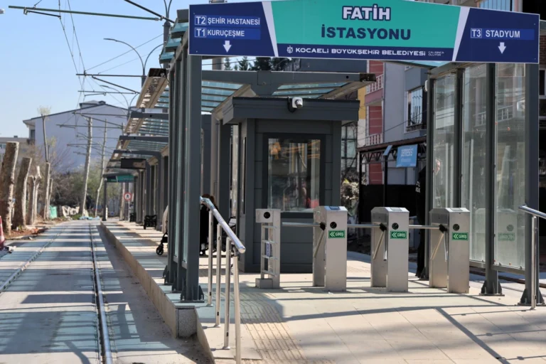 Kocaeli Akçaray Tramvay Hattı'nda Alikahya istikametindeki yeni durakların tabelalarının takıldığı an.