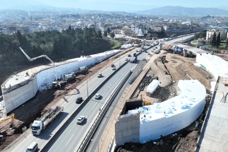 Kocaeli Başiskele Kavşağı Koridor Projesi'nin tamamlanmaya yaklaşan yapısı ve ulaşım bağlantıları.