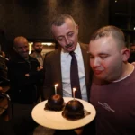 Kocaeli Büyükşehir Belediye Başkanı Tahir Büyükakın, Arif Ay'ın doğum gününü bir pastayla kutluyor.