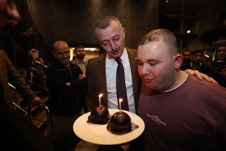 Kocaeli Büyükşehir Belediye Başkanı Tahir Büyükakın, Arif Ay'ın doğum gününü bir pastayla kutluyor.