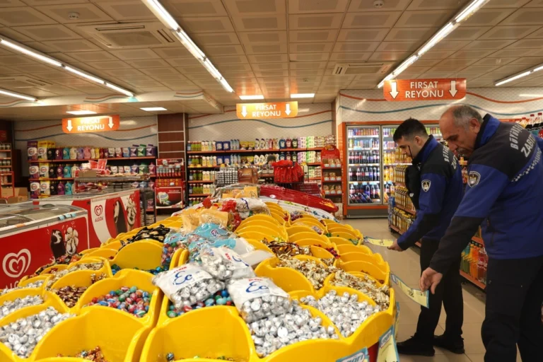 Kocaeli'de bayram öncesi zabıta ekipleri tarafından gıda ürünleri denetimi yapılıyor.