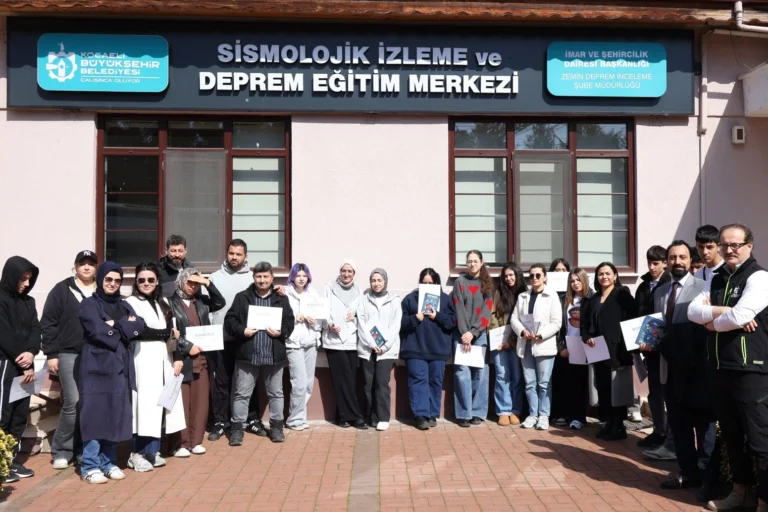 Kocaeli'de 'Beyaz Kalpler' öğrencileri, deprem simülasyonu ile afet gerçeğini deneyimledi.